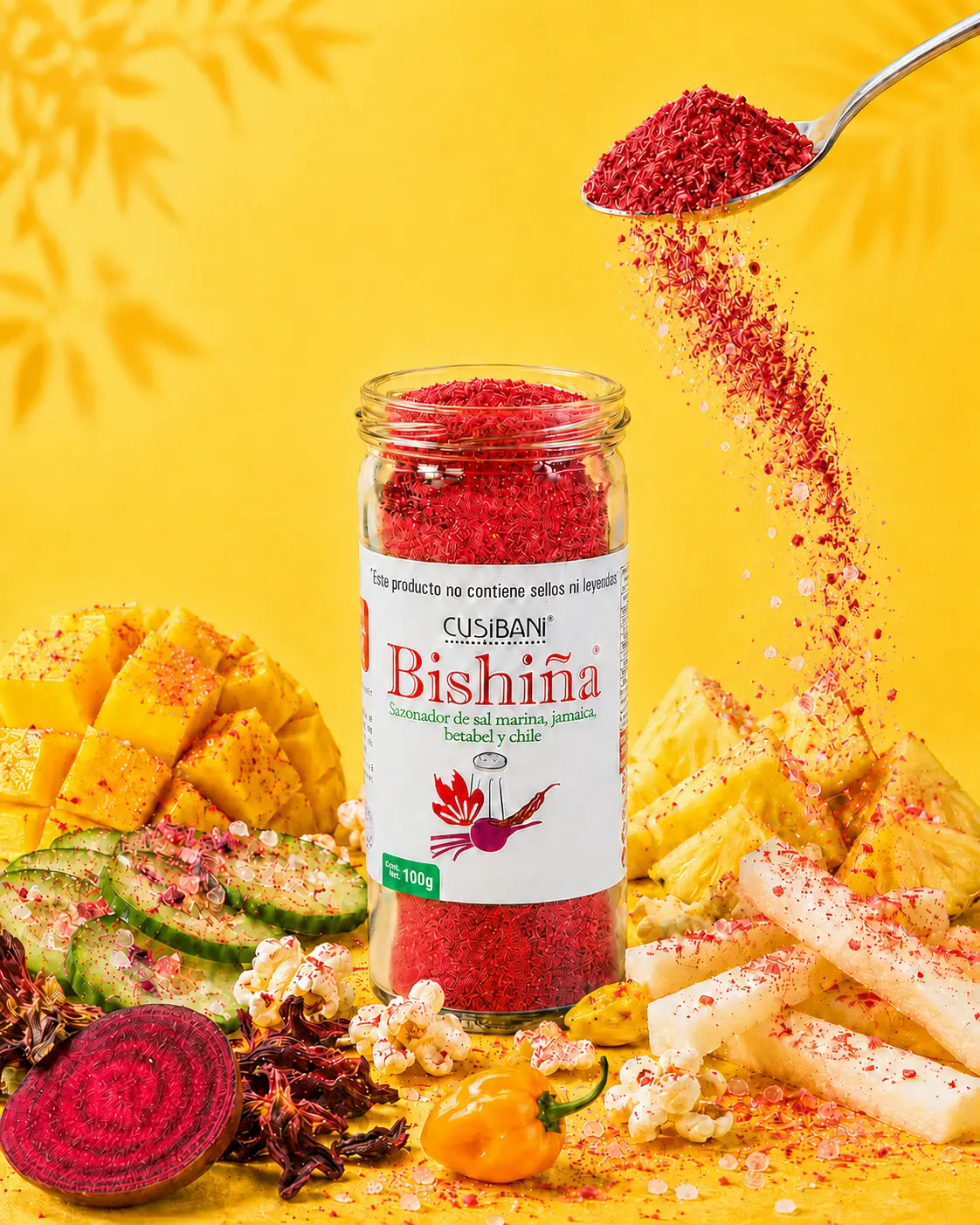 Frasco abierto de Bishiña Polvo entre mango, piña, pepino, jícama y palomitas